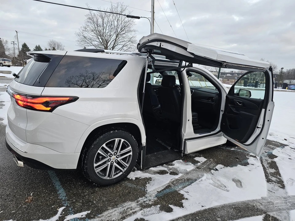 2023 Chevrolet Traverse - Image 14 of 21