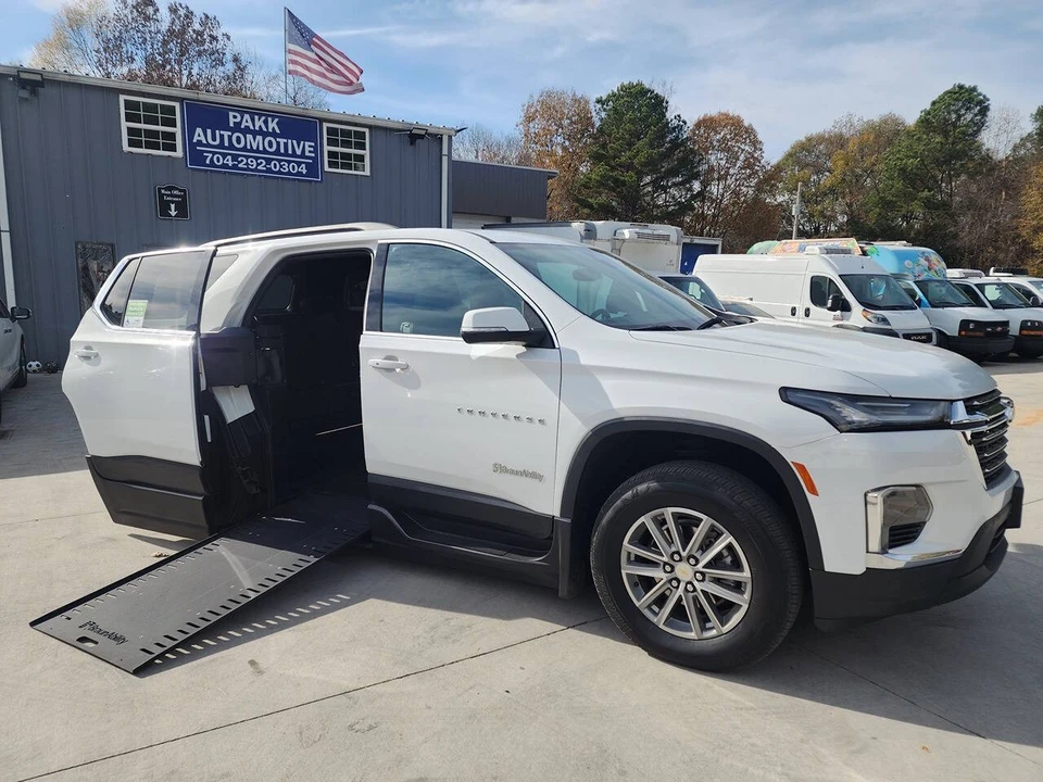 2023 Chevrolet Traverse - Image 2 of 21