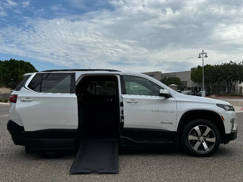 2023 Chevrolet Traverse - Image 3 of 15