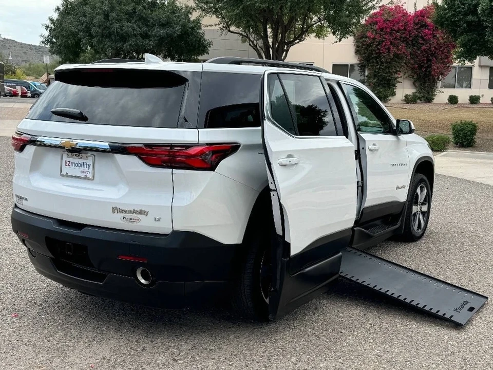 2023 Chevrolet Traverse - Image 2 of 15