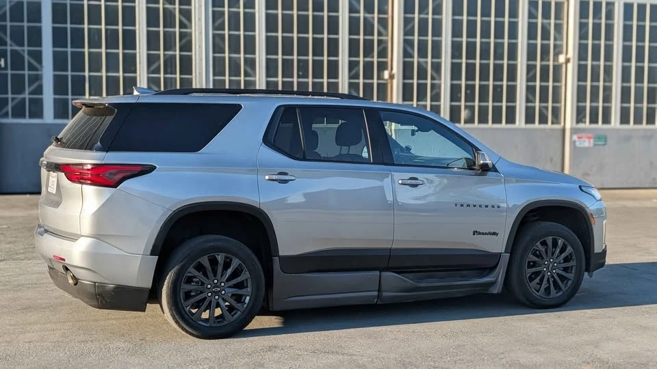 2023 Chevrolet Traverse - Image 3 of 17