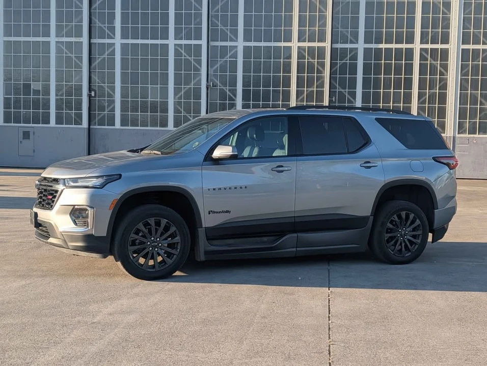 2023 Chevrolet Traverse - Image 9 of 17