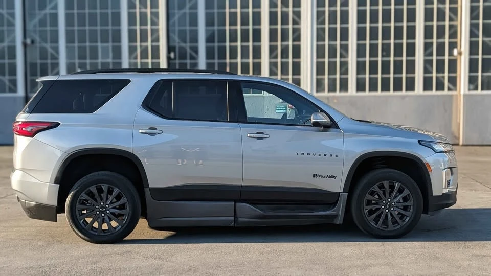 2023 Chevrolet Traverse - Image 4 of 17