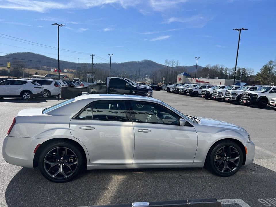 2023 Chrysler 300 (2005-2023) - Image 4 of 21