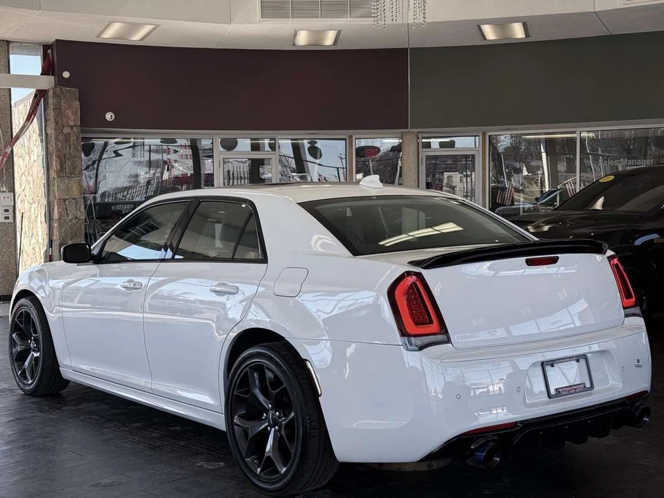 2023 Chrysler 300 (2005-2023) - Image 10 of 21