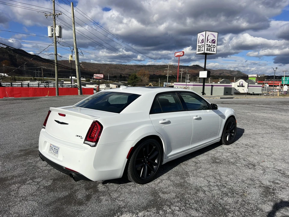 2023 Chrysler 300 (2005-2023) - Image 7 of 31