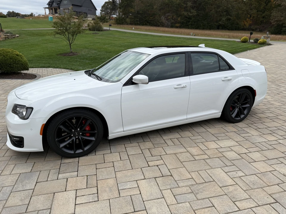 2023 Chrysler 300 (2005-2023) - Image 13 of 31