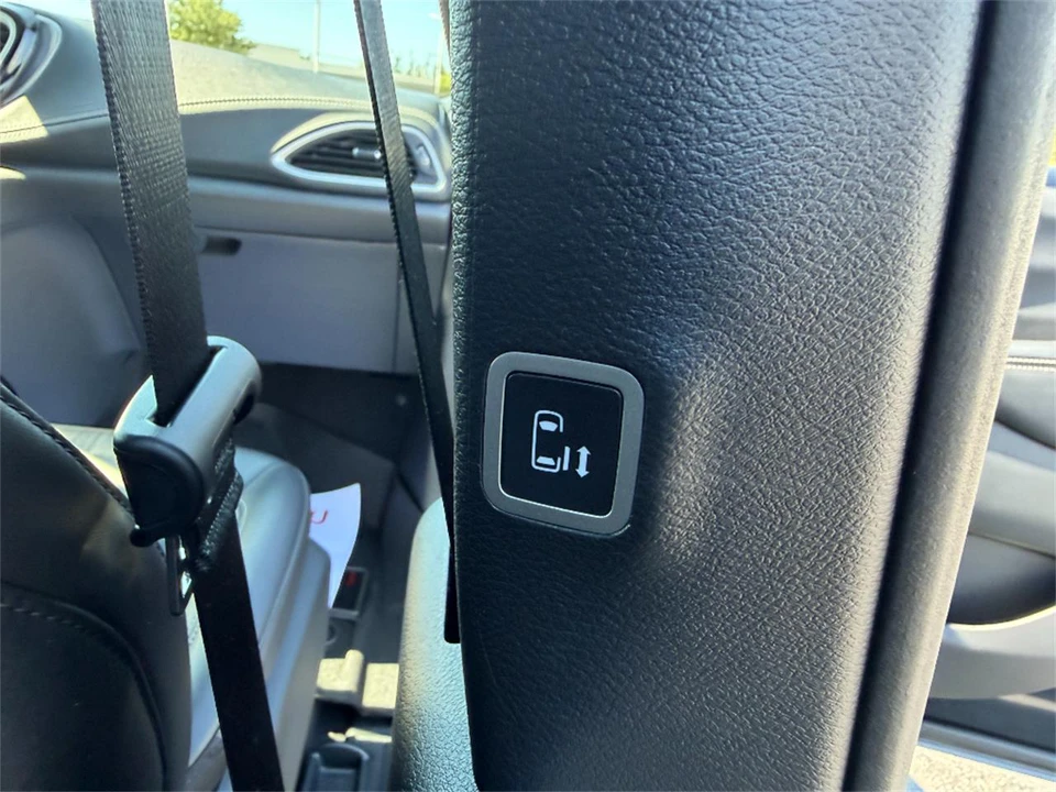 2023 Chrysler Town & Country - Image 23 of 31