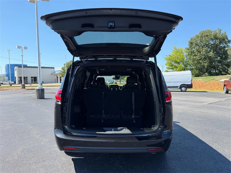 2023 Chrysler Town & Country - Image 11 of 31