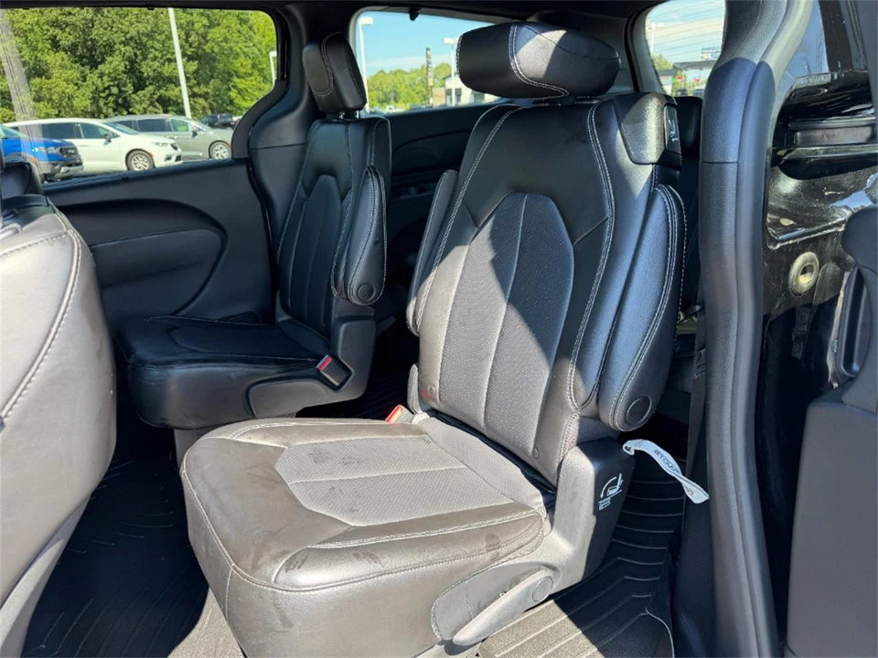 2023 Chrysler Town & Country - Image 19 of 31