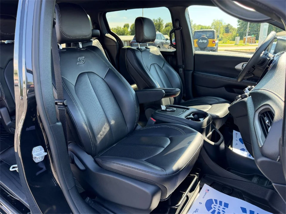 2023 Chrysler Town & Country - Image 17 of 31