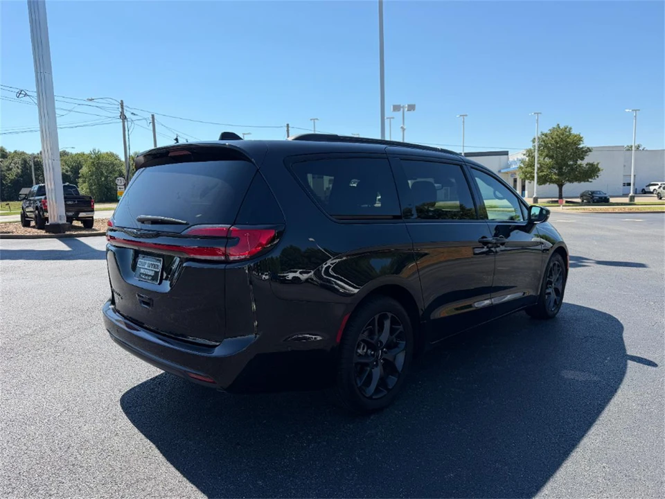 2023 Chrysler Town & Country - Image 7 of 31