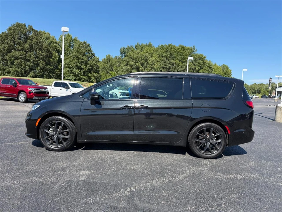 2023 Chrysler Town & Country - Image 4 of 31