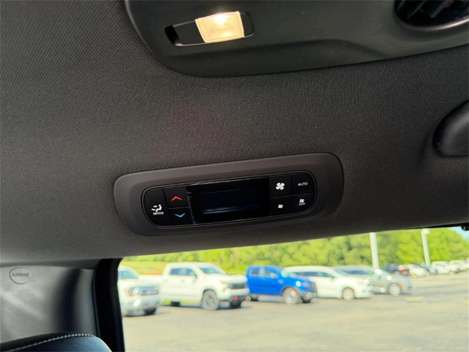 2023 Chrysler Town & Country - Image 24 of 31