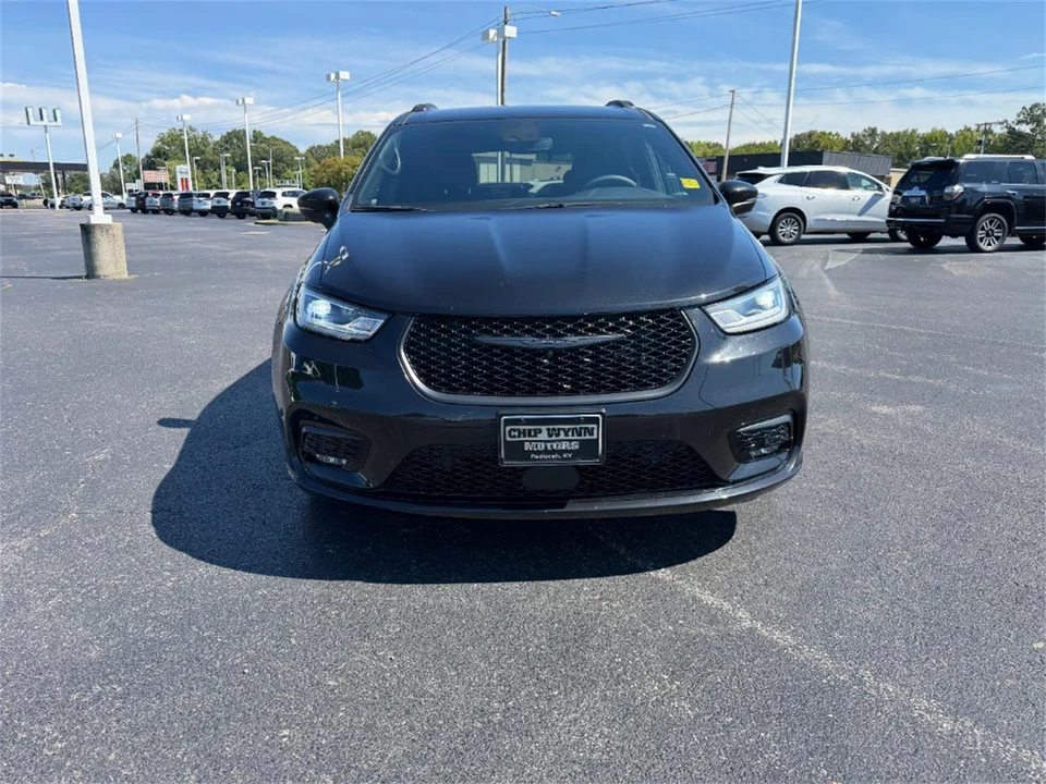 2023 Chrysler Town & Country - Image 2 of 31