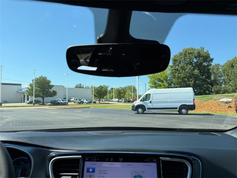2023 Chrysler Town & Country - Image 28 of 31