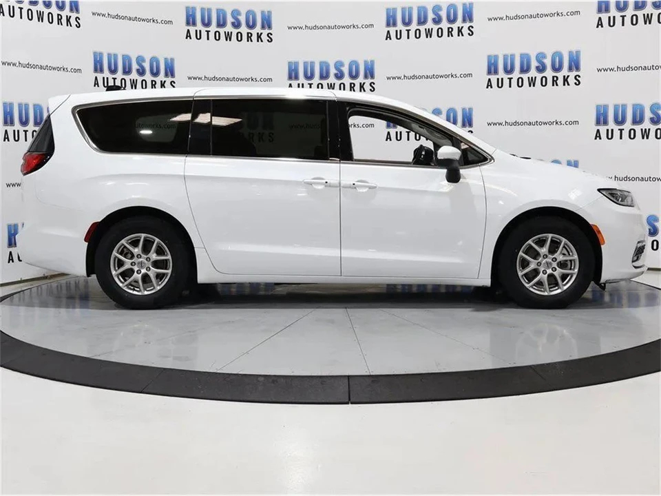 2023 Chrysler Town & Country - Image 7 of 31