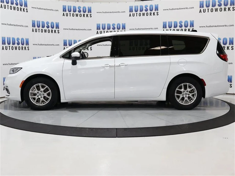 2023 Chrysler Town & Country - Image 3 of 31