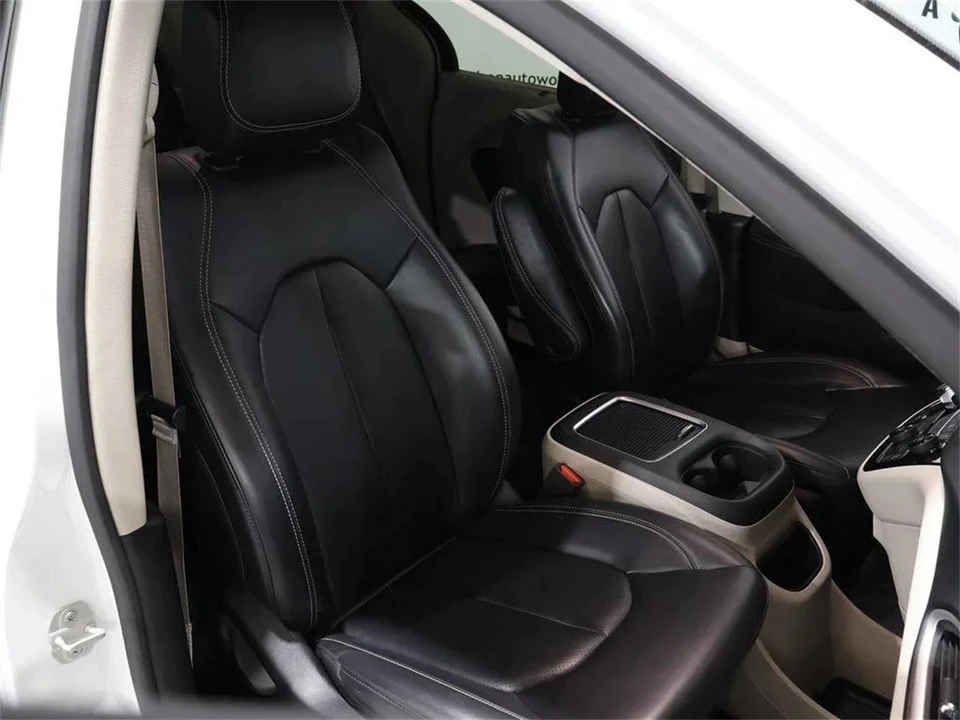2023 Chrysler Town & Country - Image 31 of 31