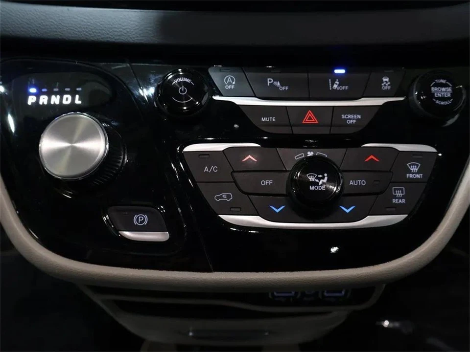 2023 Chrysler Town & Country - Image 20 of 31