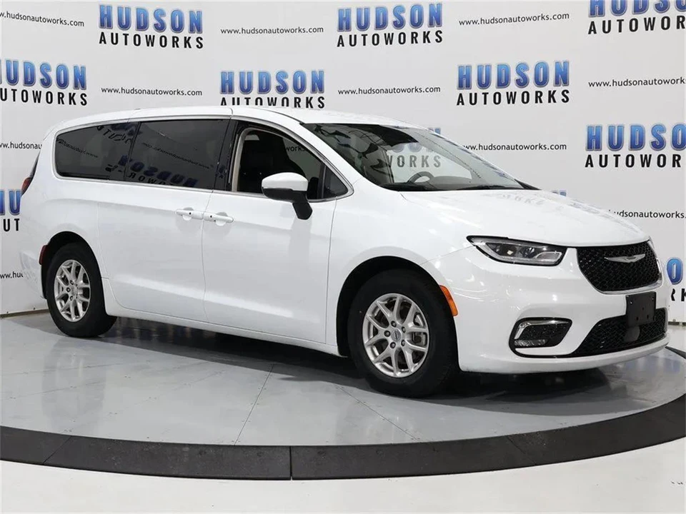 2023 Chrysler Town & Country - Image 8 of 31