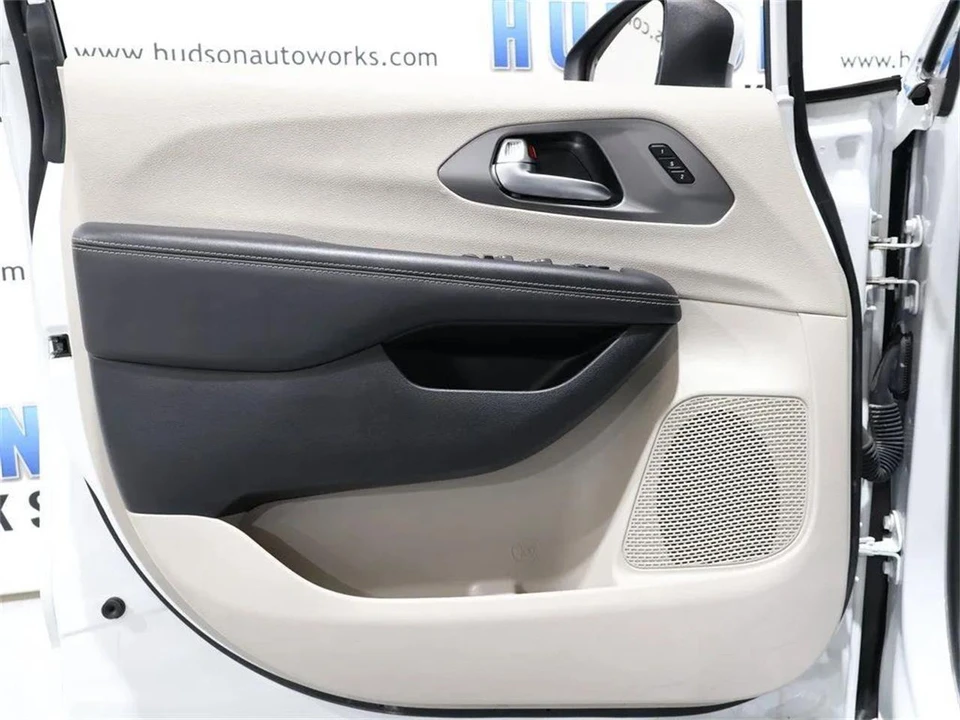 2023 Chrysler Town & Country - Image 10 of 31