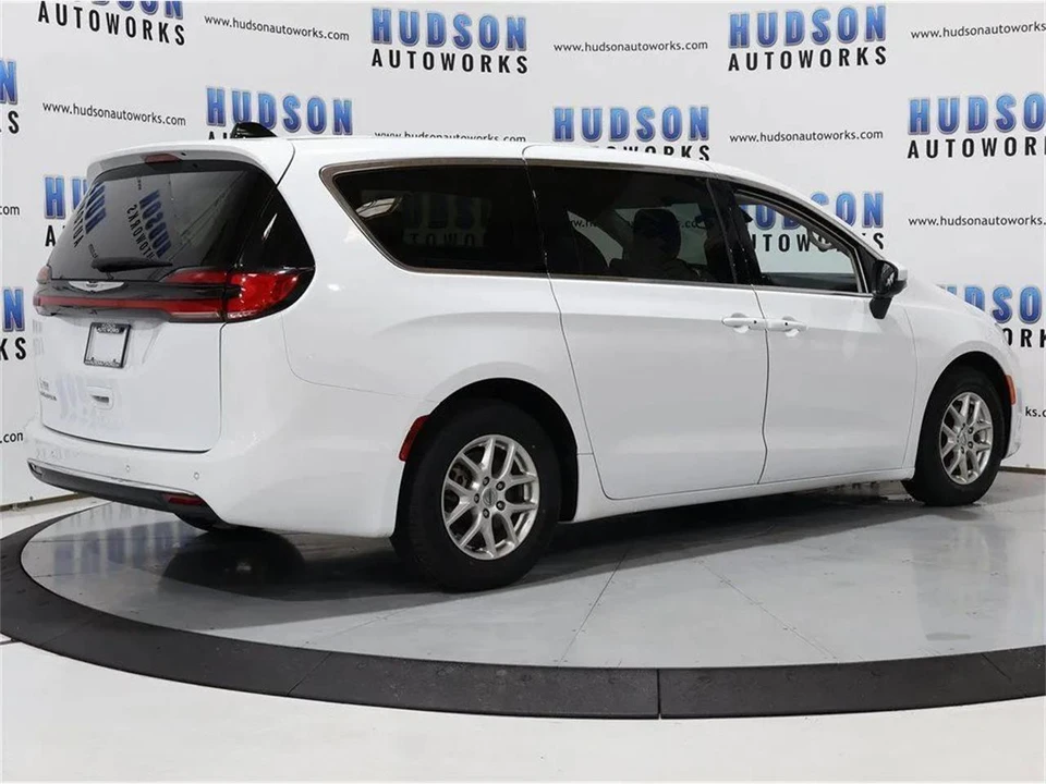 2023 Chrysler Town & Country - Image 6 of 31