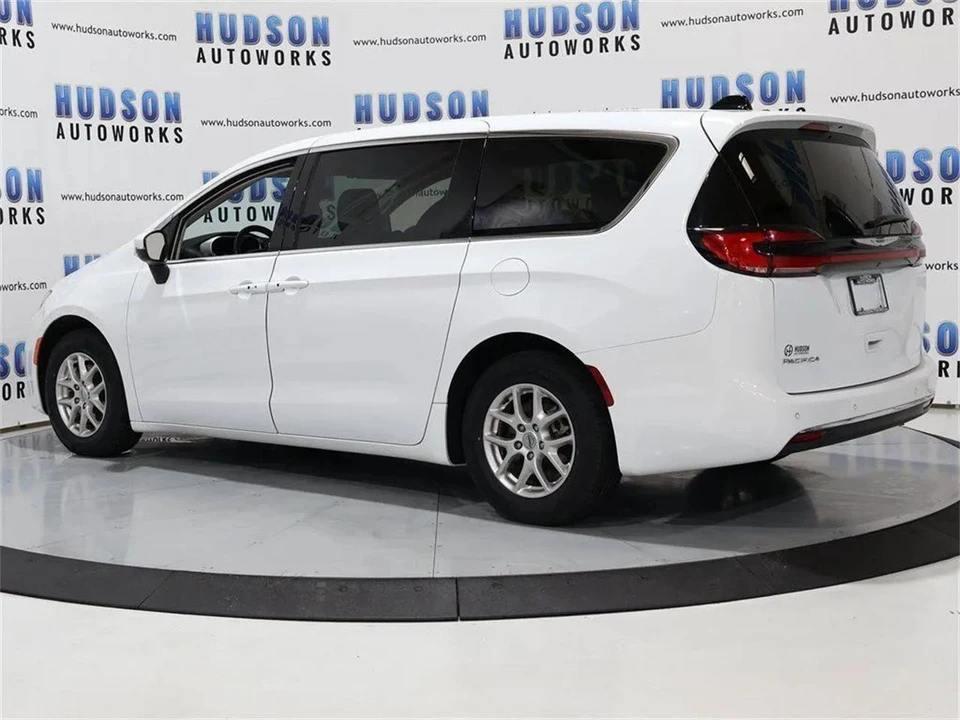 2023 Chrysler Town & Country - Image 4 of 31