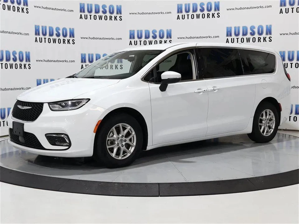 2023 Chrysler Town & Country - Image 2 of 31