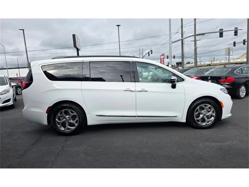 2023 Chrysler Town & Country - Image 6 of 20