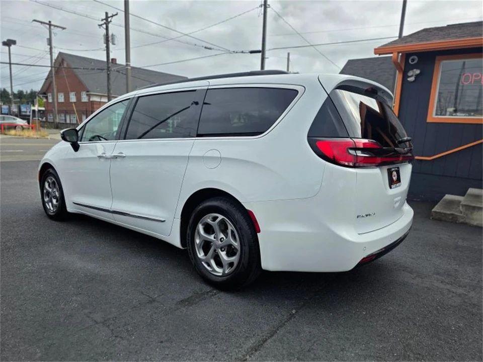 2023 Chrysler Town & Country - Image 3 of 20