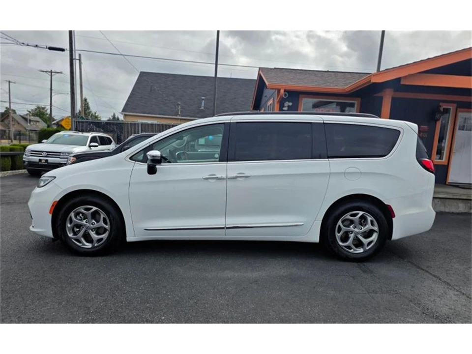 2023 Chrysler Town & Country - Image 2 of 20