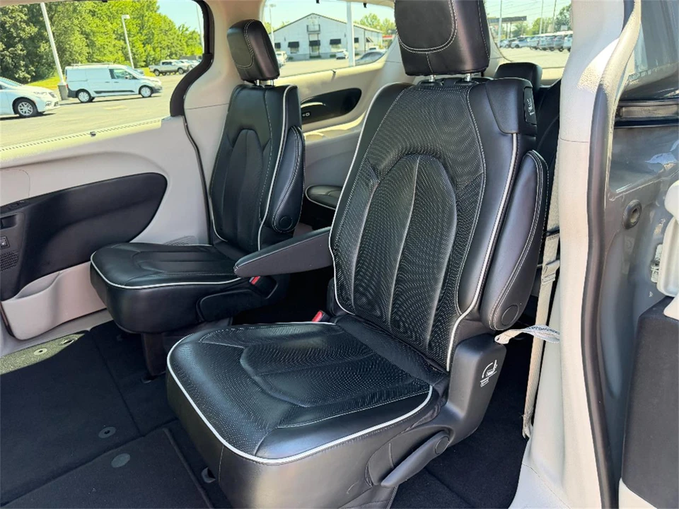 2023 Chrysler Town & Country - Image 25 of 31