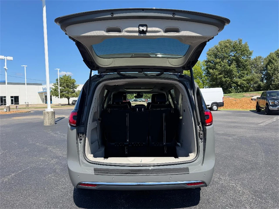 2023 Chrysler Town & Country - Image 11 of 31