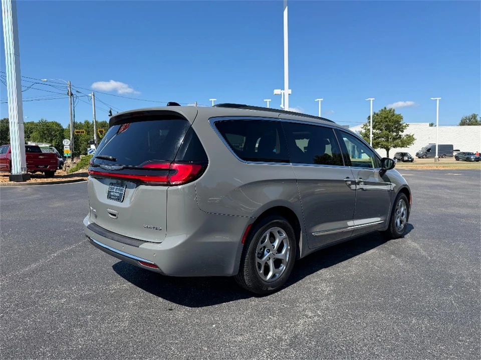2023 Chrysler Town & Country - Image 7 of 31