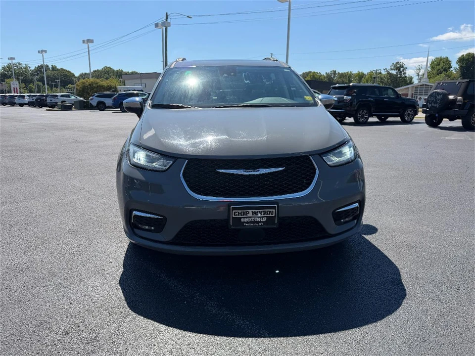 2023 Chrysler Town & Country - Image 2 of 31