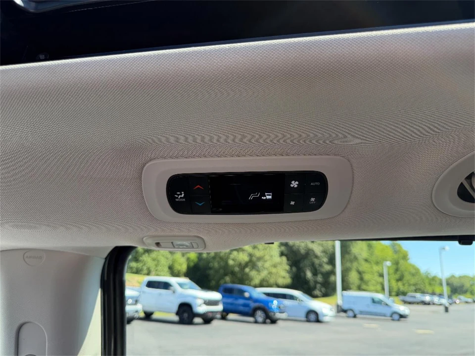 2023 Chrysler Town & Country - Image 26 of 31