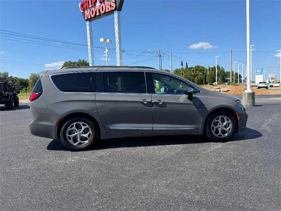 2023 Chrysler Town & Country - Image 8 of 31