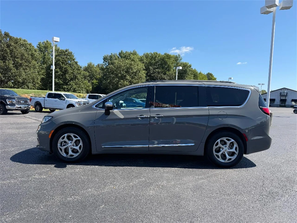 2023 Chrysler Town & Country - Image 4 of 31