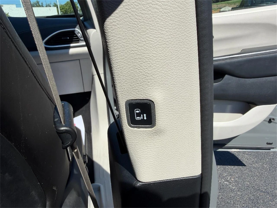 2023 Chrysler Town & Country - Image 22 of 31