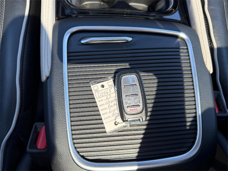 2023 Chrysler Town & Country - Image 28 of 31