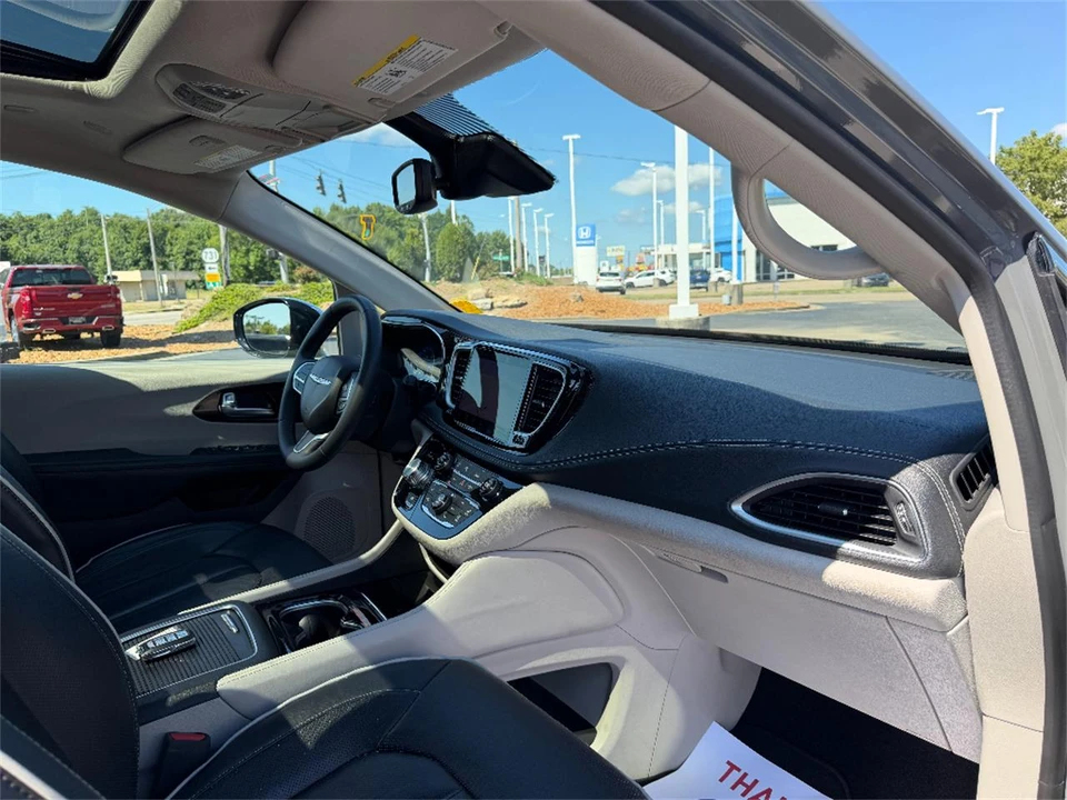 2023 Chrysler Town & Country - Image 16 of 31