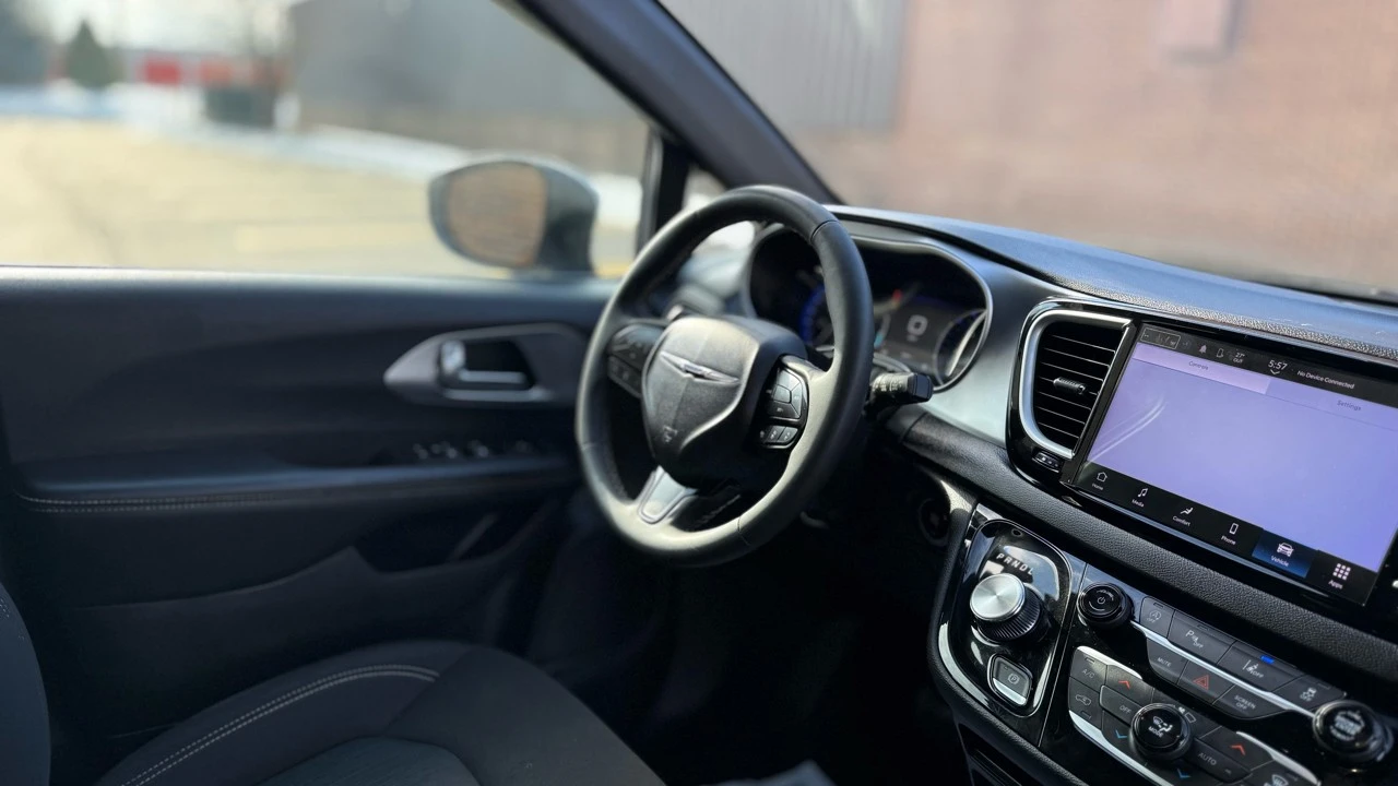 2023 Chrysler - Image 13 of 21