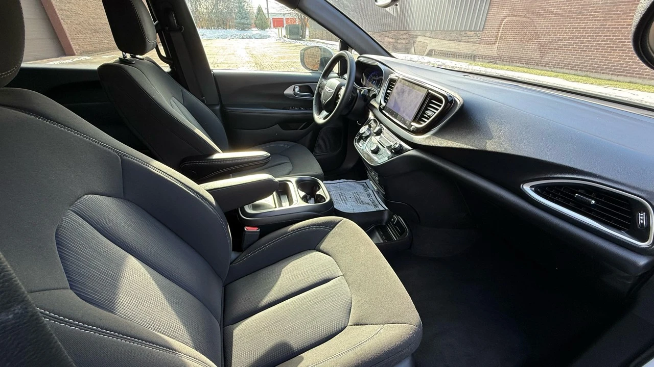 2023 Chrysler - Image 11 of 21