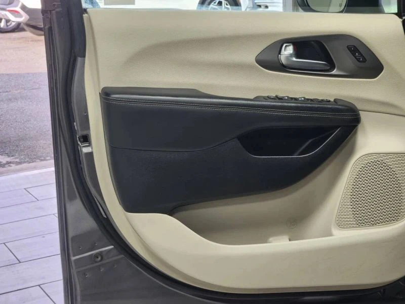 2023 Chrysler - Image 10 of 12
