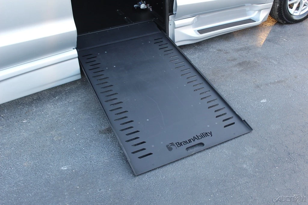 2023 Chrysler - Image 2 of 12