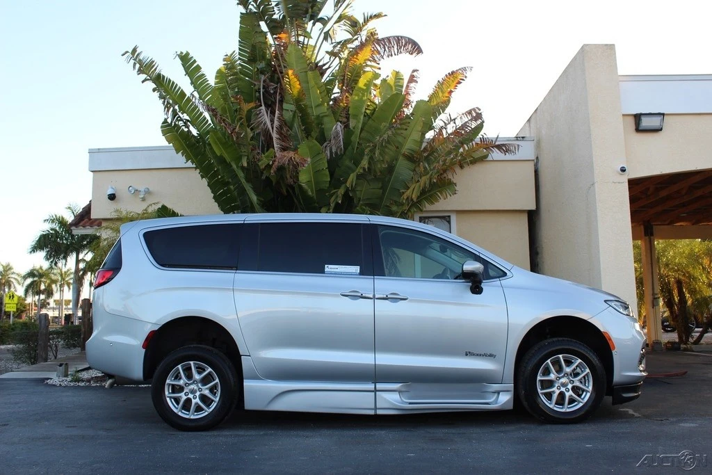 2023 Chrysler - Image 4 of 12