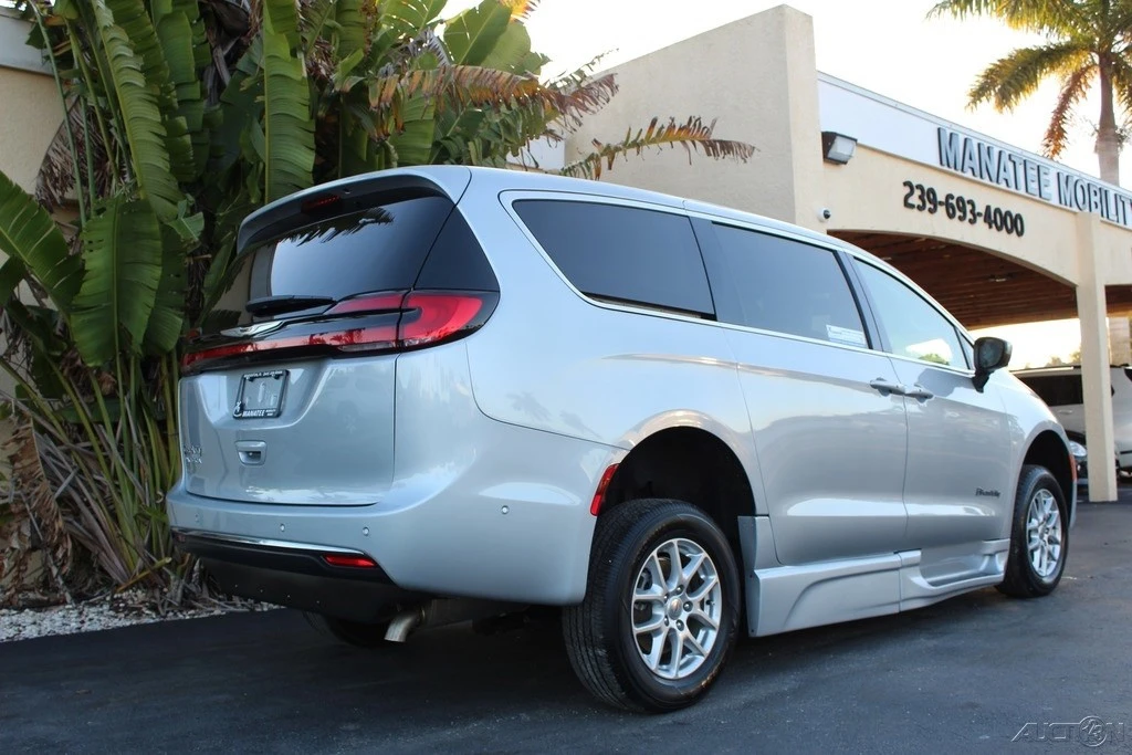 2023 Chrysler - Image 5 of 12