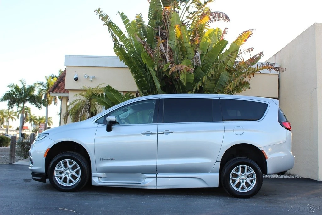 2023 Chrysler - Image 7 of 12