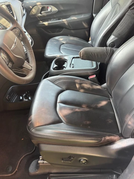 2023 Chrysler Town & Country - Image 5 of 7